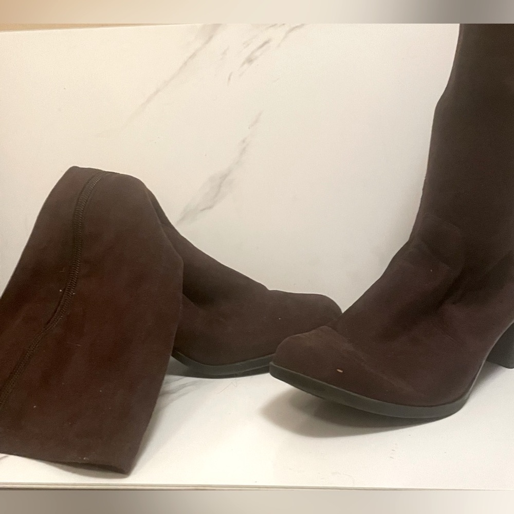 Women’s under the knee boots